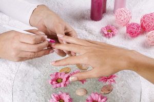 Curso de manicure e pedicure gratuito.